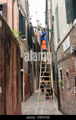 La réparation de la rue Workman vénitien lampes de Venise. Banque D'Images