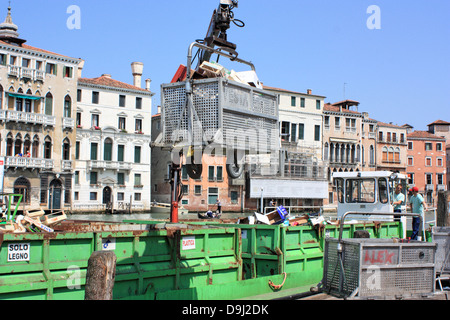 Services des déchets à Venise, la collecte de déchets par bateau après le Rialto marché de fruit. Banque D'Images