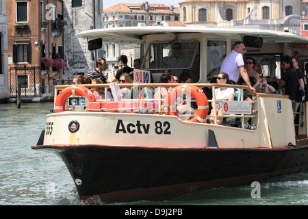 Bateau-bus vaporetto à Venise Banque D'Images