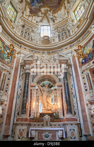 PALERMO - 8 avril : autel latéral de siant Ignace à l'église La Chiesa del Gesù ou Casa Professa. Banque D'Images