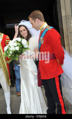 Un look Royal-A-like Mariage Prince William et Kate Middleton look-a-aime mariage à l'église St Paul à Covent Garden. Cela faisait partie du lancement d'Alison Jackson's new book 'Kate Wills et l'allée de Londres, Angleterre - 01.04.11 Banque D'Images