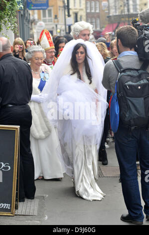 Un look Royal-A-like Mariage Prince William et Kate Middleton look-a-aime mariage à l'église St Paul à Covent Garden. Cela faisait partie du lancement d'Alison Jackson's new book 'Kate Wills et l'allée de Londres, Angleterre - 01.04.11 Banque D'Images