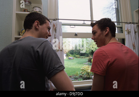 Les frères jumeaux partagent les tâches ménagères après les examens des étudiants, en Angleterre, au Royaume-Uni Banque D'Images