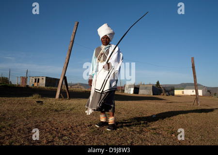 Femme Sangoma est titulaire d'un fouet dans le Transkei rural, Afrique du Sud Banque D'Images