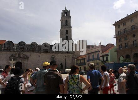 Touristes se mêlent en face de la Basilique de San Francisco de Asis sur la Plaza San Francisco à La Havane, Cuba, 12 avril 2013. Photo : Peter Zimmermann Banque D'Images