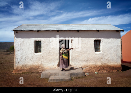 Le xhosa femme parle à son voisin devant son domicile en milieu rural le Transkei, Afrique du Sud Banque D'Images