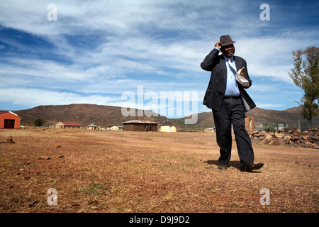 Un vieil homme marche Xhosa dans Bolothowa à l'église, village du Transkei, Afrique du Sud Banque D'Images