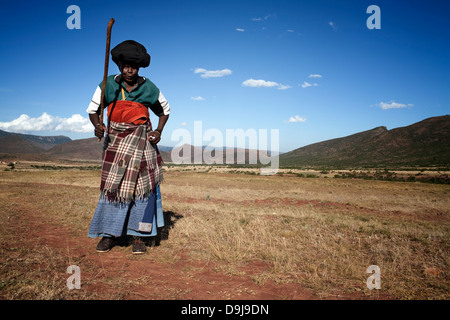 Le xhosa femme vêtue de vêtements traditionnels danses dans le paysage rural du Transkei, Afrique du Sud Banque D'Images