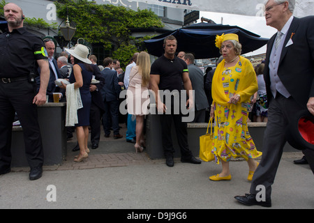 Fournir sécurité videurs muscle pour des boissons de la société de personnes au cours de l'Assemblée bar Royal Ascot horseracing festival à Berkshire, Angleterre. Royal Ascot est l'une des plus célèbres courses, et remonte à 1711. La reine Elizabeth et divers membres de la famille royale britannique. Tenue chaque année au mois de juin, c'est l'une des principales dates du calendrier sportif anglais et en été, des saisons. Plus de 300 000 personnes font la visite annuelle à Berkshire Ascot Royal pendant la semaine, ce qui en fait l'Europe's best-assisté réunion de courses avec plus de £3m prix en argent à gagner. Banque D'Images