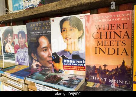 19 juin 2013 - Yangon, Myanmar - Livres de et sur l'icône de la démocratie Birmane Aung San Suu Kyi pour la vente sur la rue à Yangon. Il y a deux ans au sujet de son livre ont été interdits par le gouvernement birman. Les Birmans des journaux l'industrie a connu une croissance explosive de cette année après la propriété privée a été admis en 2013. Les journaux privés ont été fermés en vertu de l'ancien leader birmane Ne Win au début des années 1960. La revitalisation de la presse privée est un signe de l'évolution spectaculaire balayant le Myanmar, ex-Birmanie, au cours des trois dernières années. (Crédit Image : © Jack Kurtz/ZUMAPRESS.com) Banque D'Images