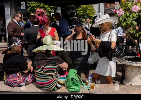 Chers chapeaux de profiter d'un bar avec la société matin personnes au cours de la Royal Ascot annuel festival de courses de chevaux dans le Berkshire, en Angleterre. Royal Ascot est l'une des plus célèbres courses, et remonte à 1711. La reine Elizabeth et divers membres de la famille royale britannique. Tenue chaque année au mois de juin, c'est l'une des principales dates du calendrier sportif anglais et en été, des saisons. Plus de 300 000 personnes font la visite annuelle à Berkshire Ascot Royal pendant la semaine, ce qui en fait l'Europe's best-assisté réunion de courses avec plus de £3m prix en argent à gagner. Banque D'Images