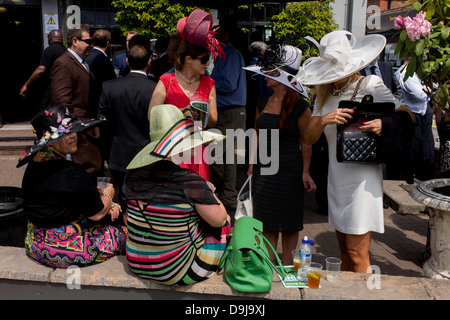 Chers chapeaux de profiter d'un bar avec la société matin personnes au cours de la Royal Ascot annuel festival de courses de chevaux dans le Berkshire, en Angleterre. Royal Ascot est l'une des plus célèbres courses, et remonte à 1711. La reine Elizabeth et divers membres de la famille royale britannique. Tenue chaque année au mois de juin, c'est l'une des principales dates du calendrier sportif anglais et en été, des saisons. Plus de 300 000 personnes font la visite annuelle à Berkshire Ascot Royal pendant la semaine, ce qui en fait l'Europe's best-assisté réunion de courses avec plus de £3m prix en argent à gagner. Banque D'Images