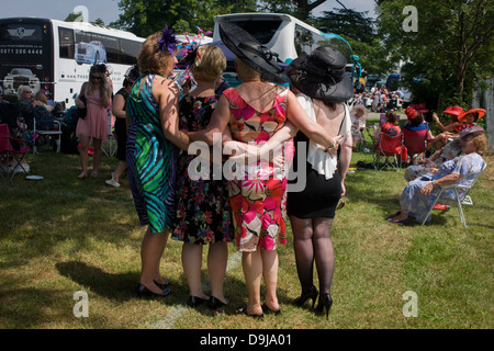 Une journée des femmes du Pays de Galles groupe profitez d'un matin d'été, heures avant la course de chevaux débute pendant le festival annuel de Royal Ascot dans le Berkshire, en Angleterre. Royal Ascot est l'une des plus célèbres courses, et remonte à 1711. La reine Elizabeth et divers membres de la famille royale britannique. Tenue chaque année au mois de juin, c'est l'une des principales dates du calendrier sportif anglais et en été, des saisons. Plus de 300 000 personnes font la visite annuelle à Berkshire Ascot Royal pendant la semaine, ce qui en fait l'Europe's best-assisté réunion de courses avec plus de £3m prix en argent à gagner. Banque D'Images