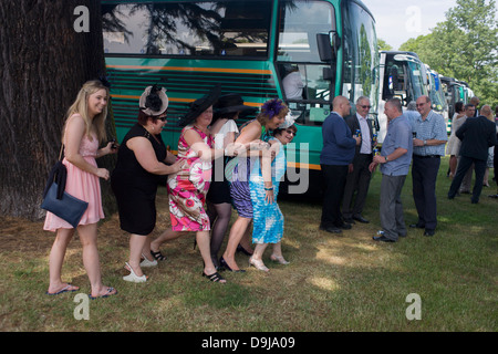 Une journée des femmes du Pays de Galles groupe profitez d'un matin d'été, heures avant la course de chevaux débute pendant le festival annuel de Royal Ascot dans le Berkshire, en Angleterre. Royal Ascot est l'une des plus célèbres courses, et remonte à 1711. La reine Elizabeth et divers membres de la famille royale britannique. Tenue chaque année au mois de juin, c'est l'une des principales dates du calendrier sportif anglais et en été, des saisons. Plus de 300 000 personnes font la visite annuelle à Berkshire Ascot Royal pendant la semaine, ce qui en fait l'Europe's best-assisté réunion de courses avec plus de £3m prix en argent à gagner. Banque D'Images