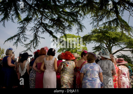 Une journée des femmes du Pays de Galles groupe profitez d'un matin d'été, heures avant la course de chevaux débute pendant le festival annuel de Royal Ascot dans le Berkshire, en Angleterre. Royal Ascot est l'une des plus célèbres courses, et remonte à 1711. La reine Elizabeth et divers membres de la famille royale britannique. Tenue chaque année au mois de juin, c'est l'une des principales dates du calendrier sportif anglais et en été, des saisons. Plus de 300 000 personnes font la visite annuelle à Berkshire Ascot Royal pendant la semaine, ce qui en fait l'Europe's best-assisté réunion de courses avec plus de £3m prix en argent à gagner. Banque D'Images