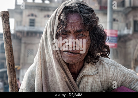 Portrait d'une femme d'un aîné. Varanasi, Benares, Uttar Pradesh, Inde Banque D'Images