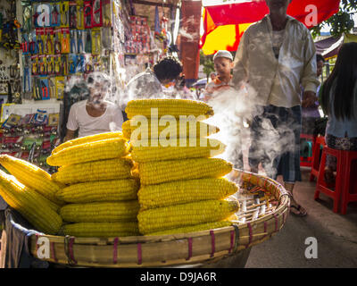 16 juin 2013 - Yangon, Union du Myanmar à la vapeur douce - des épis de maïs pour la vente dans un marché à Yangon. Yangon, anciennement Rangoon, est la plus grande ville du Myanmar. C'est l'ancienne capitale de la pays de l'Asie du Sud-Est. C'est encore la capitale économique du Myanmar. (Crédit Image : © Jack Kurtz/ZUMAPRESS.com) Banque D'Images