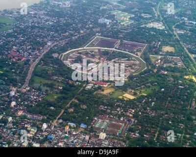 20 juin 2013 - Yangon, Myanmar - Une vue aérienne de la prison d'Insein à Yangon, situé dans la division de Yangon, près de Yangon (Rangoon), l'ancienne capitale du Myanmar (Birmanie). La prison a été utilisé largement pour réprimer les dissidents politiques. La prison est célèbre dans le monde entier pour ses conditions inhumaines, abusive, et utilise des techniques de torture mentale et physique. L'icône de la démocratie birmane, gagnante du prix Nobel de la paix, militant des droits de l'homme Aung San Suu Kyi, a été confiné à la prison d'Insein à trois reprises en 2003, 2007 et 2009. (Crédit Image : © Jack Kurtz/ZUMAPRESS.com) Banque D'Images