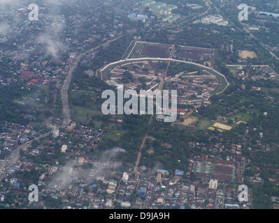 20 juin 2013 - Yangon, Myanmar - Une vue aérienne de la prison d'Insein à Yangon, situé dans la division de Yangon, près de Yangon (Rangoon), l'ancienne capitale du Myanmar (Birmanie). La prison a été utilisé largement pour réprimer les dissidents politiques. La prison est célèbre dans le monde entier pour ses conditions inhumaines, abusive, et utilise des techniques de torture mentale et physique. L'icône de la démocratie birmane, gagnante du prix Nobel de la paix, militant des droits de l'homme Aung San Suu Kyi, a été confiné à la prison d'Insein à trois reprises en 2003, 2007 et 2009. (Crédit Image : © Jack Kurtz/ZUMAPRESS.com) Banque D'Images