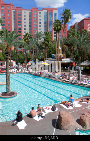 Las Vegas Nevada, le Strip, South Las Vegas Boulevard, Flamingo Las Vegas Hotel & Casino, piscine, bains de soleil, clients, NV130401031 Banque D'Images