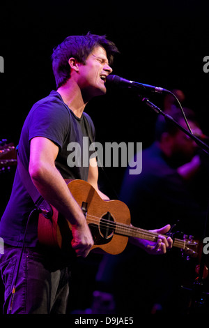 Seth Lakeman en prestation au Théâtre Marlowe, Canterbury, pour le Festival de Canterbury Banque D'Images