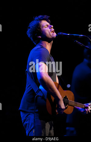 Seth Lakeman en prestation au Théâtre Marlowe, Canterbury, pour le Festival de Canterbury Banque D'Images