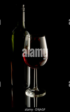 Clé faible image de vin rouge en bouteille en verre avec Banque D'Images