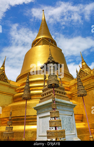 Phra Siratana Chedi stupa doré, Wat Phra Keo, Temple du Bouddha Émeraude complexe, Bangkok, Thaïlande Banque D'Images