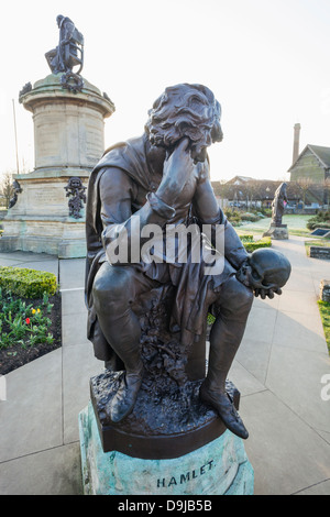 L'Angleterre, dans le Warwickshire, Stratford-upon-Avon, Bancroft Gardens, Gower Memorial, hameau et William Shakespeare Statues Banque D'Images