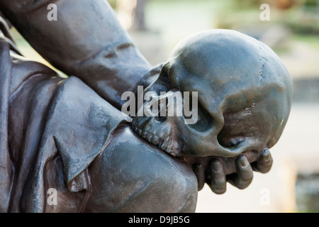 L'Angleterre, dans le Warwickshire, Stratford-upon-Avon, Bancroft Gardens, Gower Memorial, détail d'Hamlet's Hand Holding Skull Banque D'Images