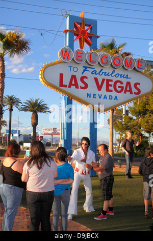 Las Vegas Nevada, South Las Vegas Boulevard, le Strip, Bienvenue au fabuleux panneau de Las Vegas historique, posant, poser, appareil photo, numérique, prendre homme hommes, femme Banque D'Images