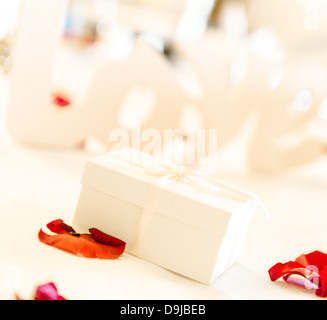 Boîte cadeau et pétales de rose rouge Banque D'Images