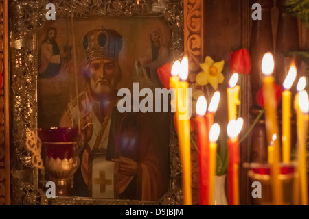 MINSK - 4 mai : Intérieur de l'Eglise orthodoxe biélorusse à Pâques le 4 mai 2013 à Minsk, en Biélorussie. Pâques est le plus populaire re Banque D'Images