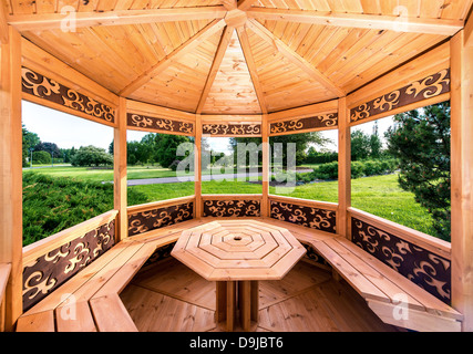 À l'intérieur de gazebo en bois Banque D'Images