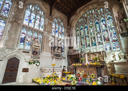 L'Angleterre, dans le Warwickshire, Stratford-upon-Avon, Holy Trinity Church, le Choeur et l'Autel contenant la tombe de Shakespeare Banque D'Images