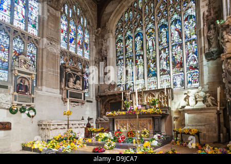 L'Angleterre, dans le Warwickshire, Stratford-upon-Avon, Holy Trinity Church, le Choeur et l'Autel contenant la tombe de Shakespeare Banque D'Images