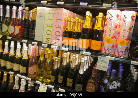 Las Vegas Nevada,McCarran International Airport,LAS,Liquor Library,store,alcool,bouteilles,afficher les marques de vente,vente,champagne,shopping shopper shoppers Banque D'Images