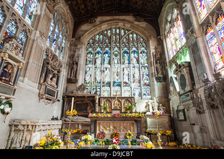 L'Angleterre, dans le Warwickshire, Stratford-upon-Avon, Holy Trinity Church, le Choeur et l'Autel contenant la tombe de Shakespeare Banque D'Images