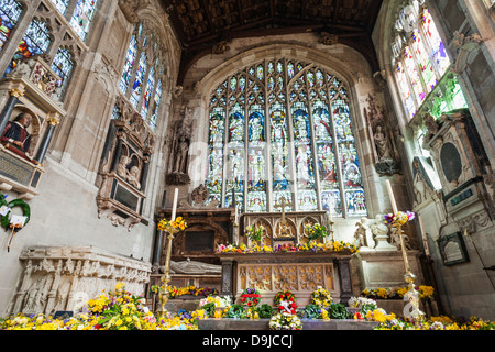 L'Angleterre, dans le Warwickshire, Stratford-upon-Avon, Holy Trinity Church, le Choeur et l'Autel contenant la tombe de Shakespeare Banque D'Images