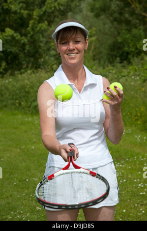 Tennis player avec raquette et balles. Banque D'Images