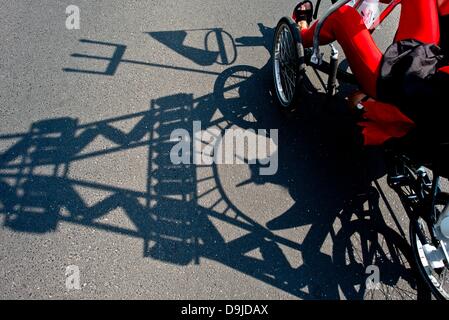 Storkow, Allemagne, 20 juin 2013. Location designer Dieter (Didi Senft) dévoile son nouveau vélo unique avec une Tour Eiffel sur le dessus en Fürstenwalde, Allemagne, 20 juin 2013. Le 'Tour Teufel' (lit : tour devil) par Senft se compose d'un vélo couché tricycle à 5,9 mètres de haut, un Tour de France qui est décoré avec 55 bouteilles de boisson. Il a été fait pour le 100e Tour de France cette année. Senft est connu pour ses bicyclettes unique et dispose de 17 entrées dans le Guiness Book des Records. Photo : PATRICK PLEUL : dpa Crédit photo alliance/Alamy Live News Banque D'Images