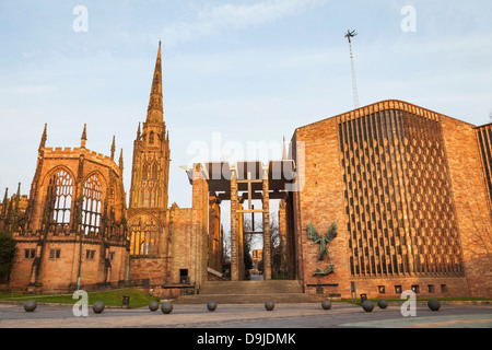 L'Angleterre, dans le Warwickshire, Coventry, ancienne et nouvelle cathédrale de Coventry Banque D'Images