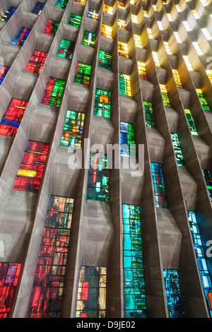 Le Warwickshire, Coventry, nouvelle cathédrale de Coventry, la fenêtre Baptistère Conçu par John Piper et peint par Patrick Reyntiens Banque D'Images