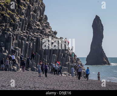 Les colonnes de basalte de Reynisdrangar, falaises, la plage de Reynisfjara qui jouit Banque D'Images