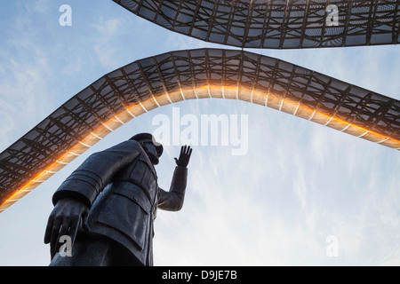 L'Angleterre, dans le Warwickshire, Coventry, Sir Frank Whittle, statue et les Arches Whittle Banque D'Images