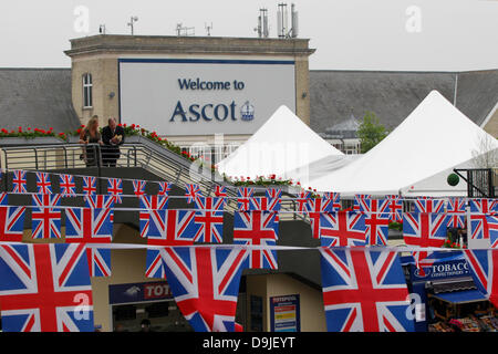Ascot, Berkshire, Royaume-Uni. 20 juin 2013. Union Jack au Royal Ascot. Credit : Lajos-Eric turfstock.com/dpa/Alamy Balogh/Live News Banque D'Images
