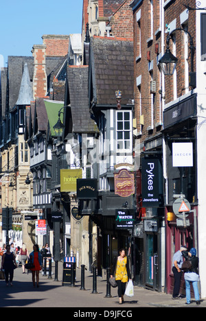 Consommateurs et aux touristes dans la région de Eastgate Street à Chester, le centre administratif du comté de Cheshire Banque D'Images