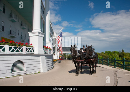 Le Michigan, l'île Mackinac. Calèche traditionnelle en face de l'Historic Landmark Grand véranda de l'hôtel. Banque D'Images