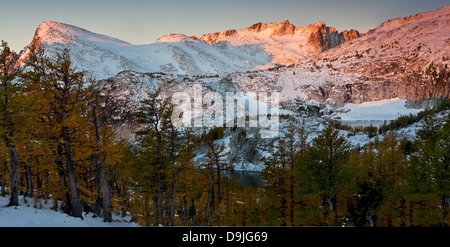 Début de la lumière sur l'Enchantement Lacs après une tempête de neige en début de saison, les lacs alpins Wilderness, Cascades, Washington. Banque D'Images