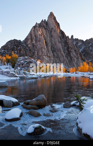 Au-dessus de pics Prusik Gnome Tarn gelé après une tempête de neige précoce, l'enchantement des lacs, les lacs alpins Wilderness, Cascades, Washington. Banque D'Images